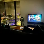 Premium Deals L Last-Minute Stay L 4 Min Walk To Birmingham Central Library L 18Th Floor 2 Bed 2 Bath City Centre Penthouse With Gym & Netflix By Jvt Short Lets