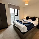 Premium Deals L Last-Minute Stay L 4 Min Walk To Birmingham Central Library L 18Th Floor 2 Bed 2 Bath City Centre Penthouse With Gym & Netflix By Jvt Short Lets
