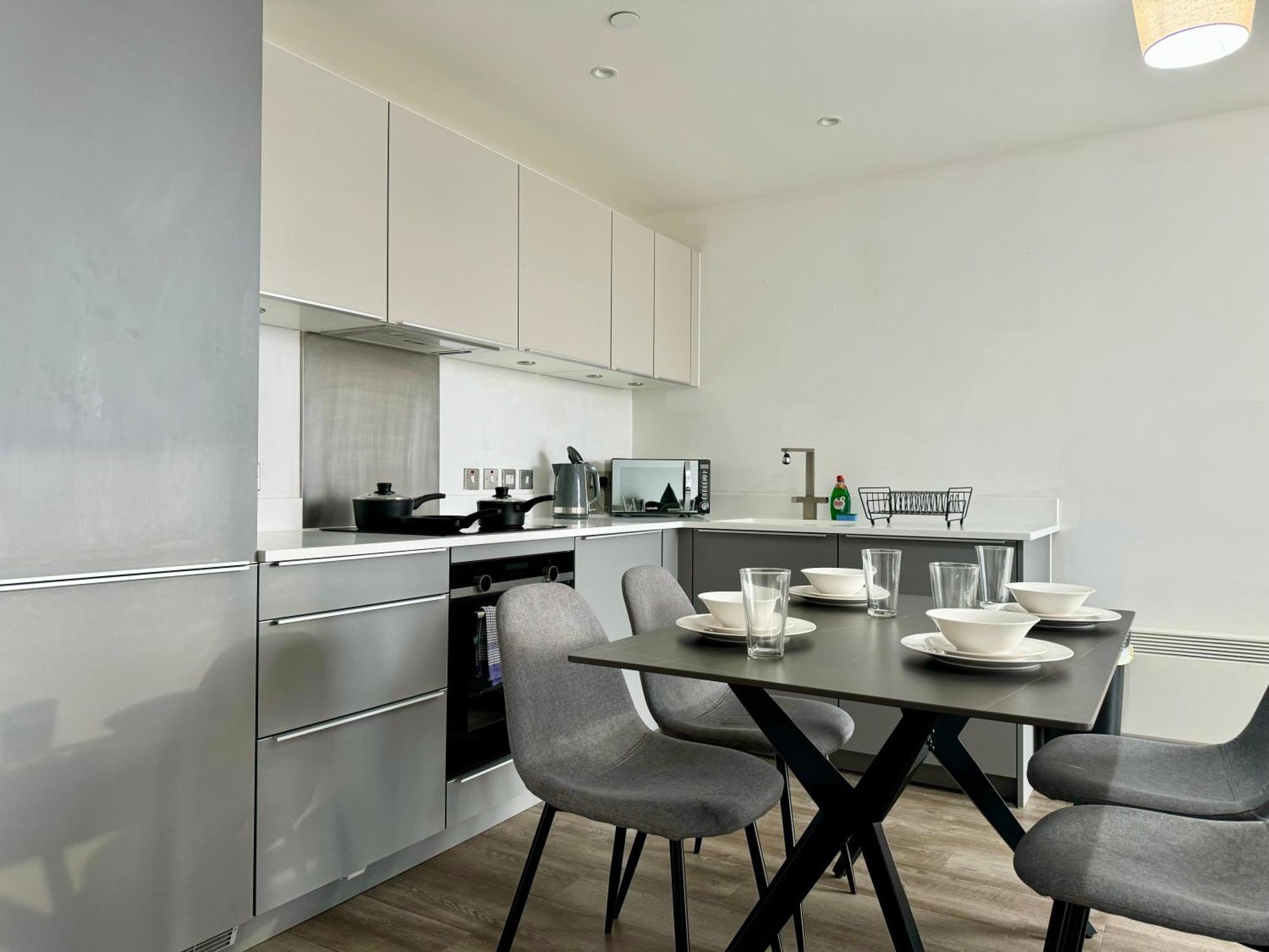 18th Floor 2 Bed 2 Bath Centre Penthouse With Gym & Netflix By Jvt Short Lets Apartment