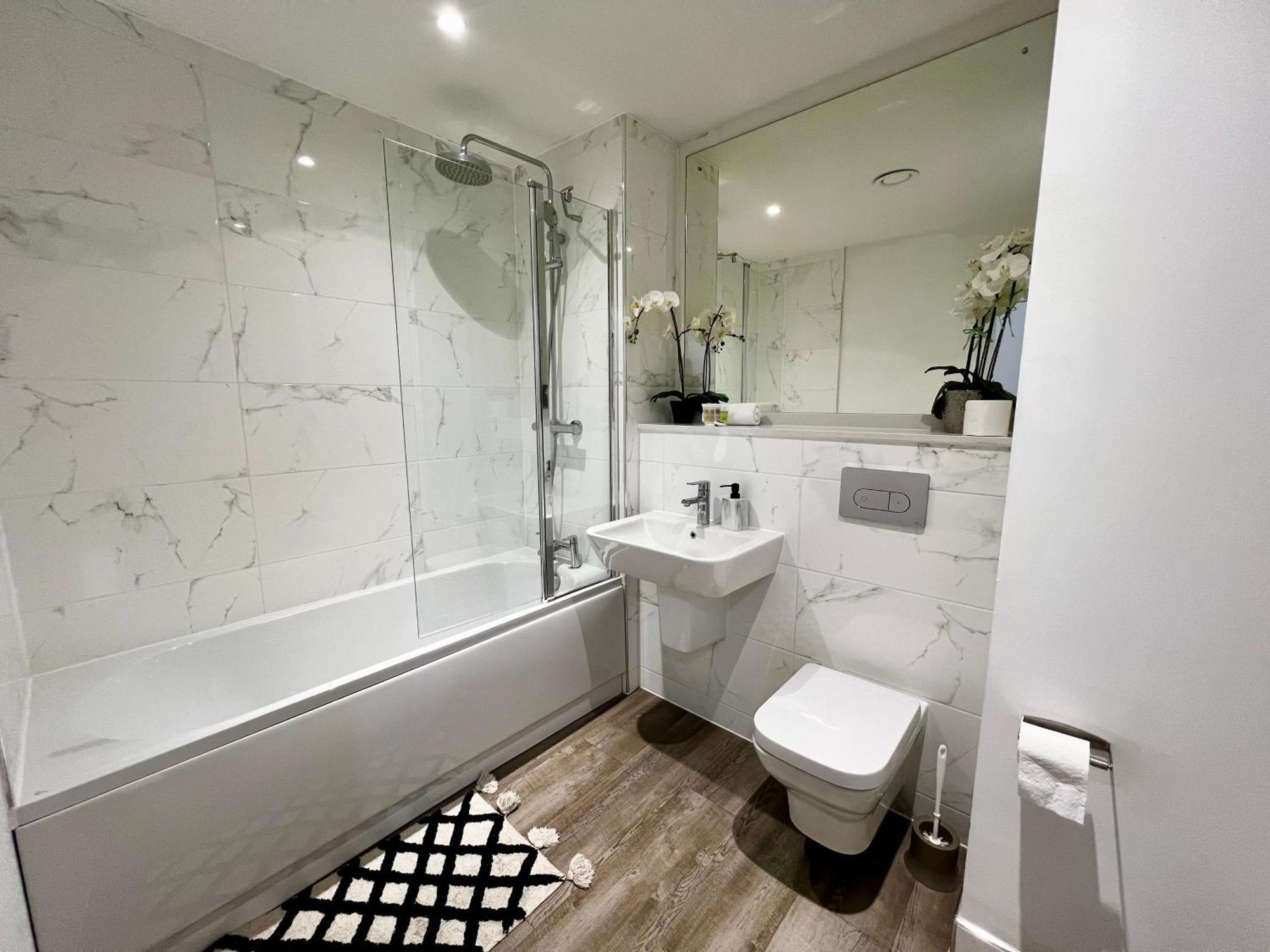 Apartment 18th Floor 2 Bed 2 Bath Centre Penthouse With Gym & Netflix By Jvt Short Lets Birmingham
