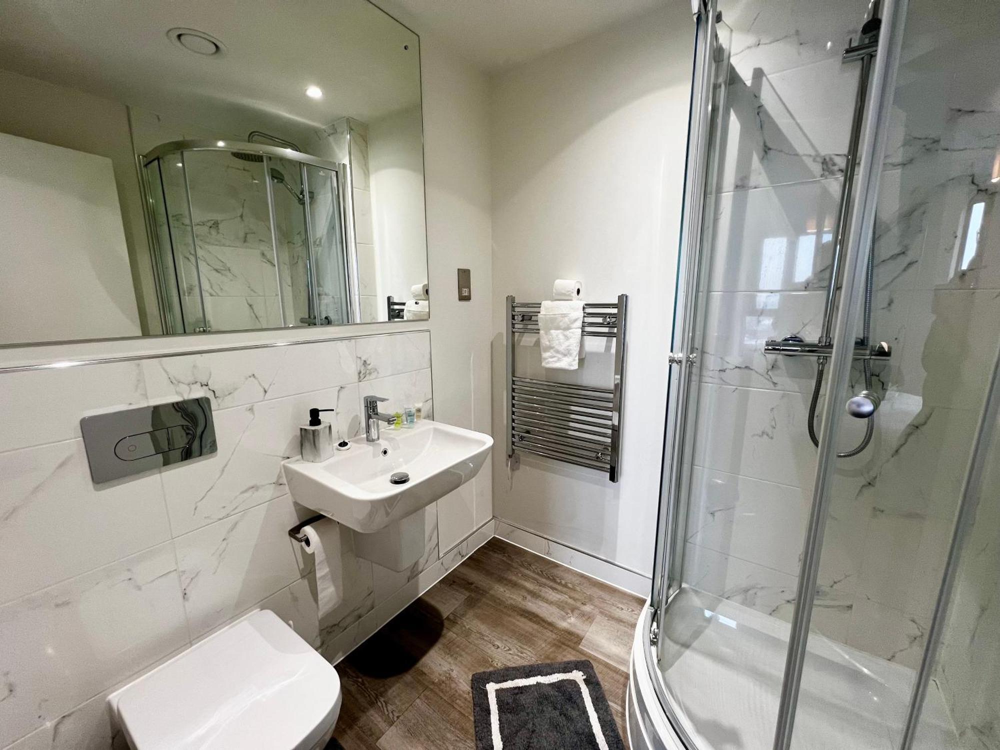 18th Floor 2 Bed 2 Bath Centre Penthouse With Gym & Netflix By Jvt Short Lets